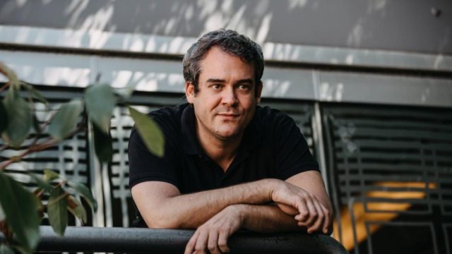 Πυγμαλίων Δαδακαρίδης: «Προσπαθώ να μοιράζομαι τα σκοτάδια μου – Εάν είναι πολύ σοβαρά, ανεβαίνω…»