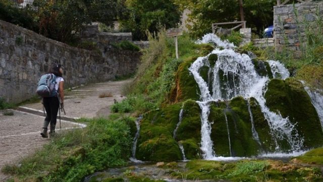 Μόλις 180 χλμ από την Αθήνα: Το άγνωστο χωριό γεμάτο πηγές και καταρράκτες – Ιδανικό για εκδρομή τον Νοέμβριο