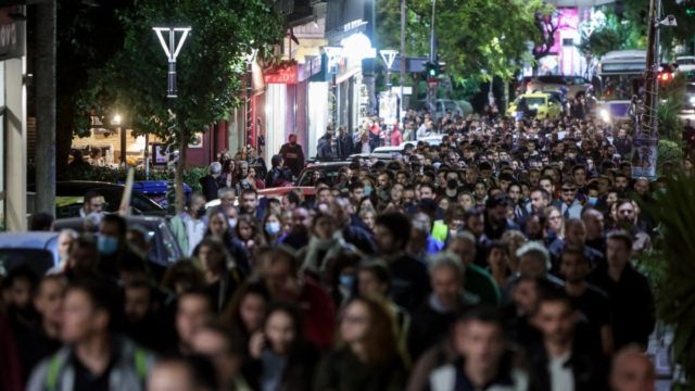 Η φωτογραφία της ημέρας: Πορεία έξω από το σπίτι της δημοσιογράφου Ιωάννας Κολοβού – Έμπρακτη αλληλεγγύη – Ό,τι έχουμε είμαστε εμείς!