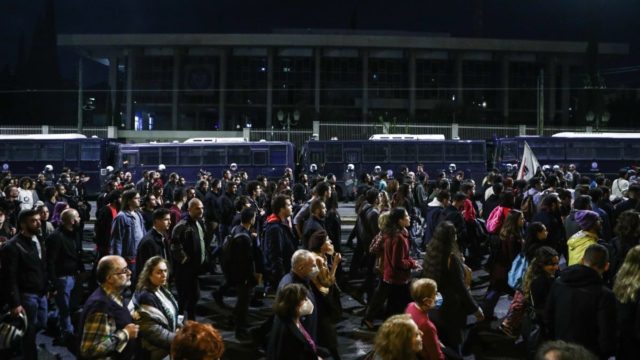 Πολυτεχνείο: Κοσμοσυρροή στη μεγάλη πορεία – Μικροεπεισόδια και 20 προσαγωγές