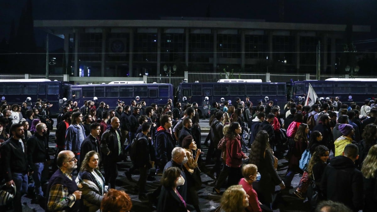 Πολυτεχνείο: Κοσμοσυρροή στη μεγάλη πορεία – Μικροεπεισόδια και 20 προσαγωγές