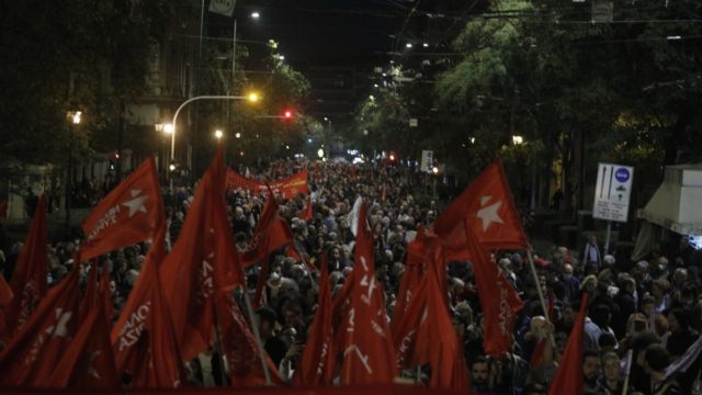 17 Νοεμβρίου: Επεισόδια στη μεγάλη πορεία για το Πολυτεχνείο – Μολότοφ στην Κλαυθμώνος – Ποιοι δρόμοι έχουν κλείσει