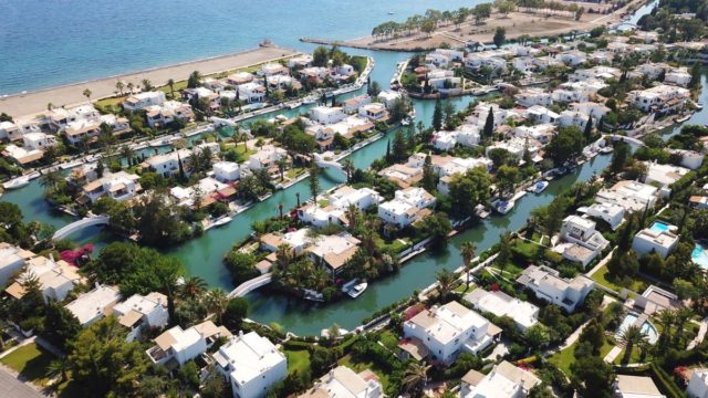 Η «Βενετία» της Ελλάδας: Το «χωριό» που δεν έχει δρόμους αλλά κανάλια!
