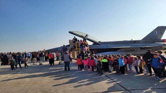 Λάρισα: Πολίτες μεταμορφώνονται σε πιλότοι F-16 – Προσομοιωτής ακριβείας πτήσης ανοιχτό για όλους (φωτο – βίντεο)