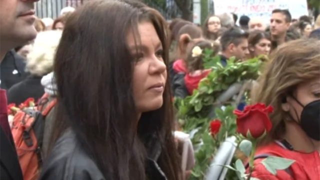 Ρουσλάνα: Συγκινημένη στο Πολυτεχνείο η Ουκρανή τραγουδίστρια – Άφησε ένα κόκκινο τριαντάφυλλο