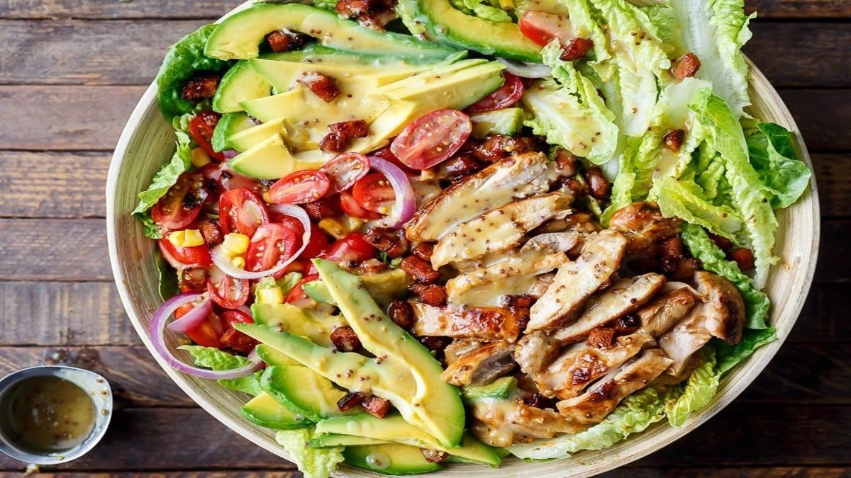 Φτιάξτε την πιο δροσιστική και χορταστική σαλάτα με κοτόπουλο: “Σύμμαχος” το μέλι και το μήλο