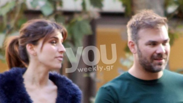 Τρελά ερωτευμένοι: Ο Γιώργος Σαμπάνης και η Ιωάννα Σαρρή απολαμβάνουν τη βόλτα τους στο κέντρο της Αθήνας πιασμένοι χέρι – χέρι