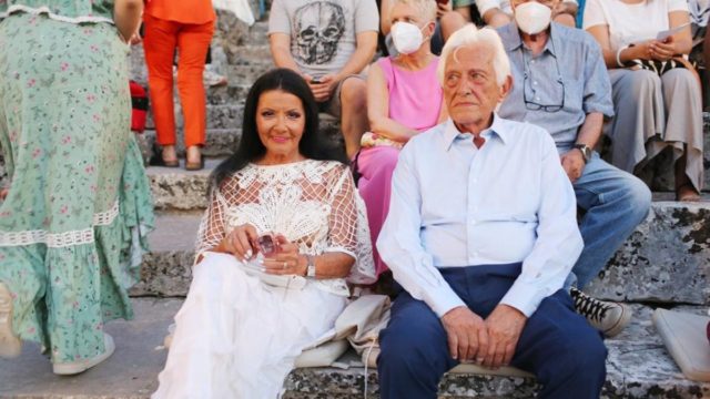 Μέσα στα λούσα η Ζωζώ Σαπουντζάκη: Αυτή τη δουλειά κάνει ο σύντροφός της – Είναι μαζί εδώ και 25 χρόνια
