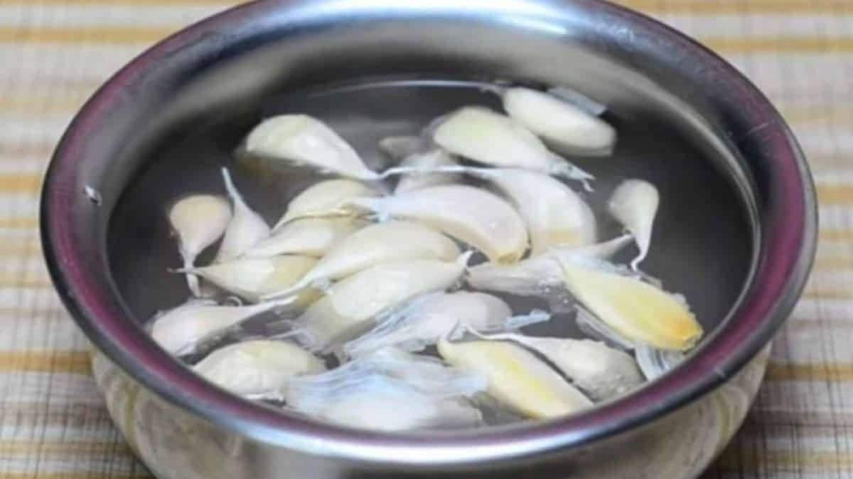 Έριξε 10 σκελίδες σκόρδο μέσα σε μια λεκάνη με νερό – Λίγα λεπτά μετά είδε πως…
