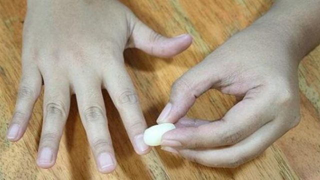 Παίρνει μια σκελίδα σκόρδο, την κόβει στην μέση και τρίβει τα νύχια της… Ο λόγος; Απίθανος!