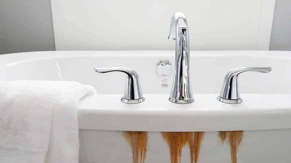 Σκουριά στο μπάνιο: Οι 3 μαγικές συνταγές που θα σας λύσουν άμεσα το πρόβλημα