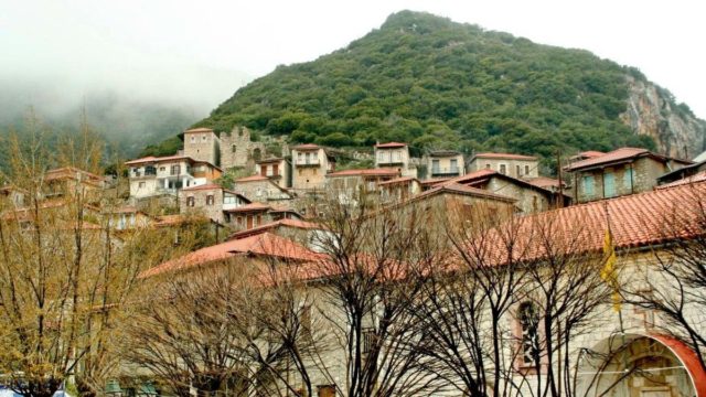 8 μαγευτικά ελληνικά χωριά για υπέροχες φθινοπωρινές & χειμερινές εκδρομές