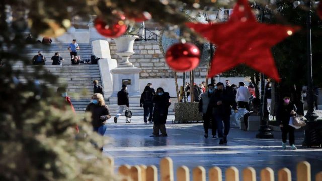 Η Αθήνα γεμίζει με λάμψη – Ο Δεκέμβριος ξεκινά με την φωταγώγηση του Χριστουγεννιάτικου Δέντρου στο Σύνταγμα