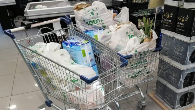 Σούπερ μάρκετ: Μεγάλη απάτη με τις σακούλες – Τί πραγματικά κάνουν