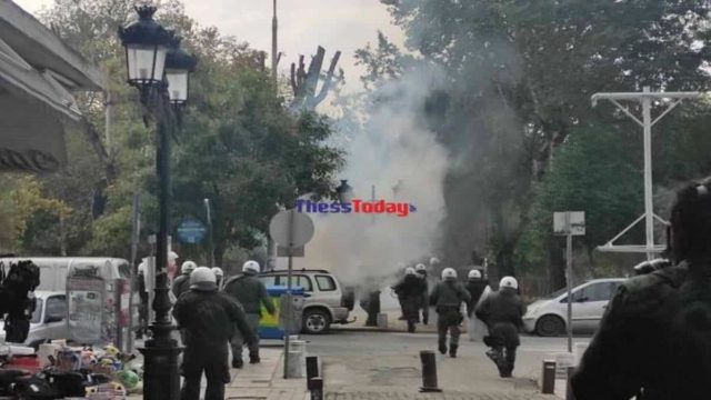 Απεργία 9/11: Ένταση με μολότοφ και χημικά στο κέντρο της Θεσσαλονίκης μετά τη μεγάλη πορεία (Video)