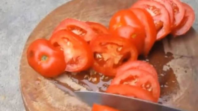 Παίρνει μια ντομάτα και την κόβει φέτες – Όταν δείτε το αποτέλεσμα, θα τρέξετε να το κάνετε και εσείς! (video)