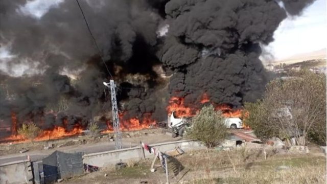 Ασύλληπτη τραγωδία στην άσφαλτο: Τουλάχιστον επτά νεκροί σε σύγκρουση λεωφορείου με δύο φορτηγά (video)