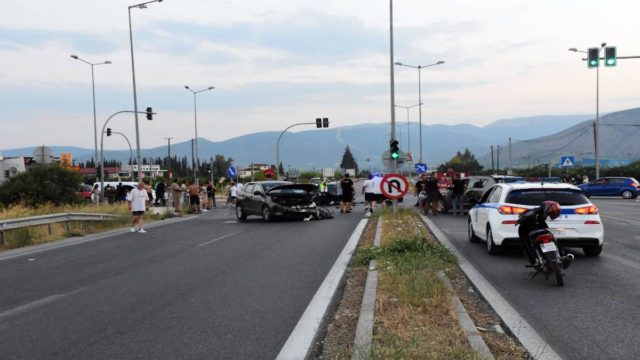 Σοκαριστικό τροχαίο στην περιφερειακή Υμηττού: Νεκρή γυναίκα οδηγός μετά απο μετωπική σύγκρουση – Στο νοσοκομείο ο οδηγός του δεύτερου οχήματος