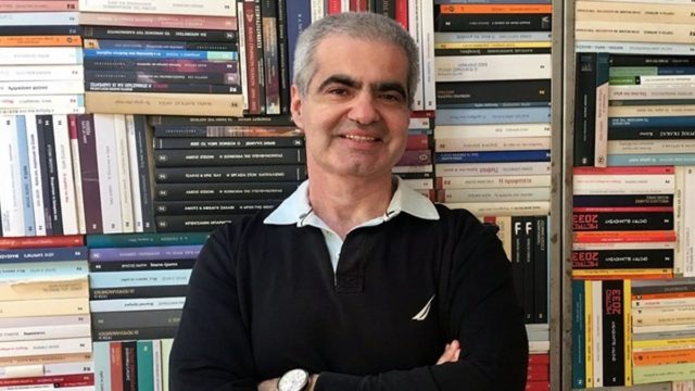 Βασίλης Παπαθεοδώρου: Απόπειρα βιασμού περιέγραφε σε βιβλίο του ο συγγραφέας – «Για να την εξευμενίσω έγινα πιεστικός – Άρχισα να βάζω το χέρι μου…» (video)