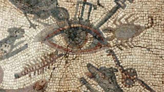 Είχαν τον πιο περίεργο τρόπο να το κάνουν – Έτσι έδιωχνα το «κακό μάτι» οι Αρχαίοι Έλληνες!