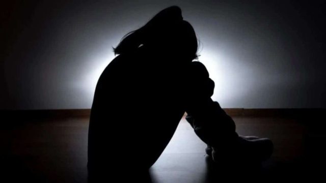 Φρίκη στα Πετράλωνα: Τα SMS που έστελνε η 22χρονη στον πατέρα της – Τα «κενά» των Αρχών και η αποκάλυψη πρώην καθηγητή