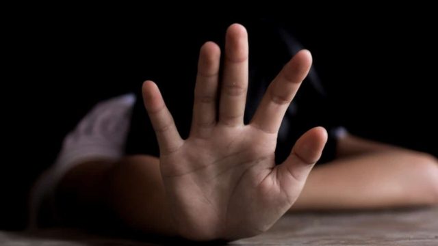 Πετράλωνα – 17χρονος: «Ξαπλώναμε με τον πατέρα και με χούφτωνε – Ζήσαμε 10 όργια με βιασμούς»