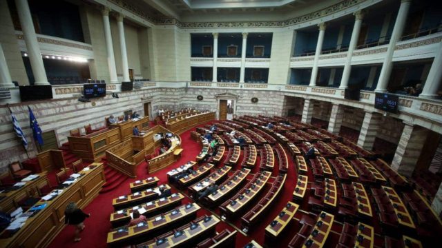 Συναγερμός στη Βουλή: 14χρονος προσπάθησε να μπει με μαχαίρι την ώρα μαθητικής επίσκεψης