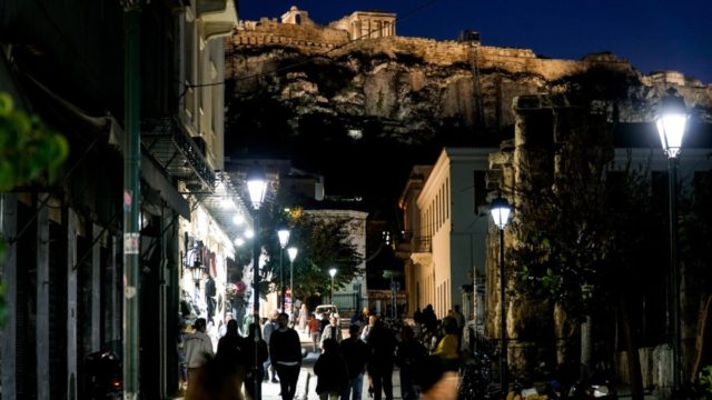 Η φωτογραφία της ημέρας: Βόλτα στη βραδινή Αθήνα