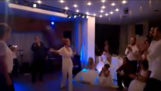 Αποθεωτικό ζεϊμπέκικο πεθεράς σε γάμο – «Βάζει τα γυαλιά» στον γαμπρό χορεύοντας Πασχάλη Τερζή!