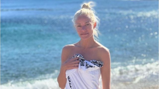 Κόβει ξανά την ανάσα: Με μικροσκοπικό μπικίνι υποδέχτηκε τον χειμώνα η Ζέτα Μακρυπούλια! (photo)