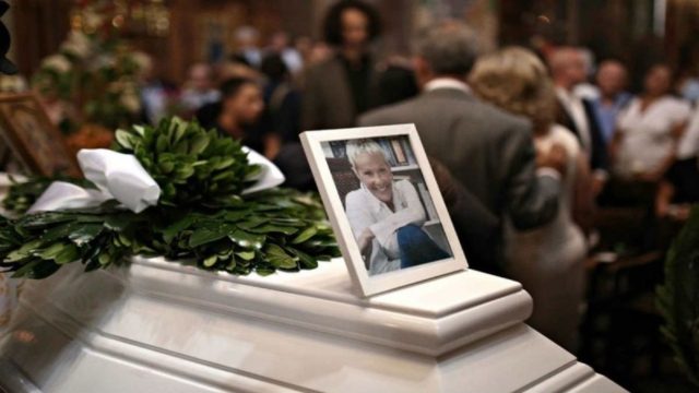 Δε φαντάζεστε τι γράφει πάνω ο τάφος της Ζωής Λάσκαρη – Ντοκουμέντο στη δημοσιότητα