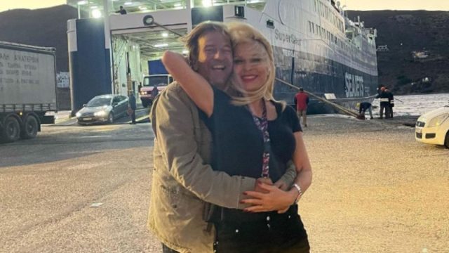 Τα πάντα μαζί: Η Ελένη Μενεγάκη στόλισε το Χριστουγεννιάτικο δέντρο της μαζί με τον Μάκη Παντζόπουλο! Η τρυφερή φωτογραφία