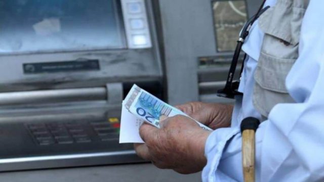 Χριστουγεννιάτικη “έκρηξη” στα ΑΤΜ – Έρχεται τριπλός “μποναμάς” για τους συνταξιούχους
