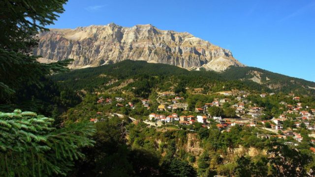 Το γραφικό χωριό της Ελλάδας από πέτρα και ξύλο με το περίεργο όνομα