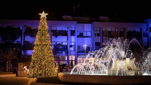 «Φαναράκια» στην πλατεία Μακεδονίας – Η «νύχτα των ευχών» στην Κατερίνη