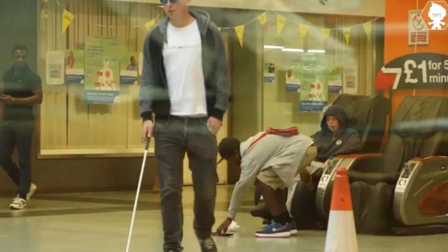 Ασύλληπτο σκηνικό: Κρυφή κάμερα καταγράφει τυφλό άνδρα να περπατά σε εμπορικό κέντρο – Λίγο αργότερα συμβαίνει κάτι αδιανόητο