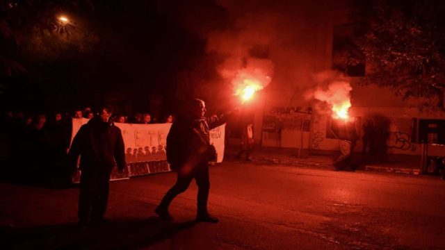 Επέτειος Γρηγορόπουλου: Επεισόδια στα Εξάρχεια με μολότοφ, κρότου λάμψης και χημικά