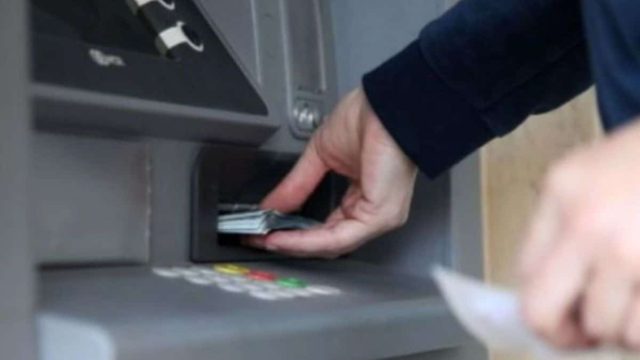 Βρήκε 35 ευρώ μπροστά σε ΑΤΜ σούπερ μάρκετ- Η κίνησή του τον έκανε… πλουσιότερο κατά 56.000 ευρώ!