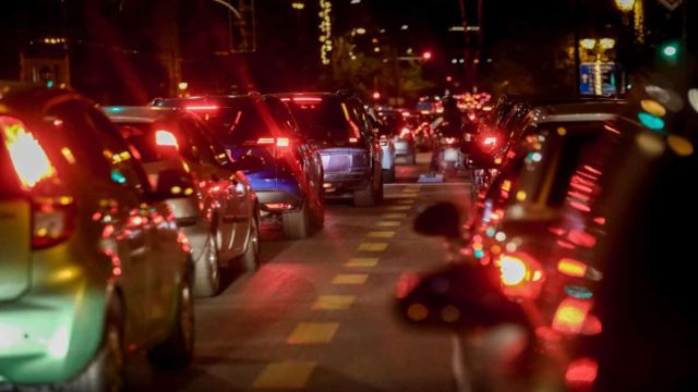 Κυκλοφοριακό “κομφούζιο” στην Αθήνα: Το εορταστικό ωράριο έφερε τα πάνω κάτω στους δρόμους – Που υπάρχει μποτιλιάρισμα