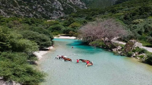Το χωριό με τα γαλαζοπράσινα νερά και τον θρύλο του δράκου που μαγεύει όποιον το επισκεφτεί