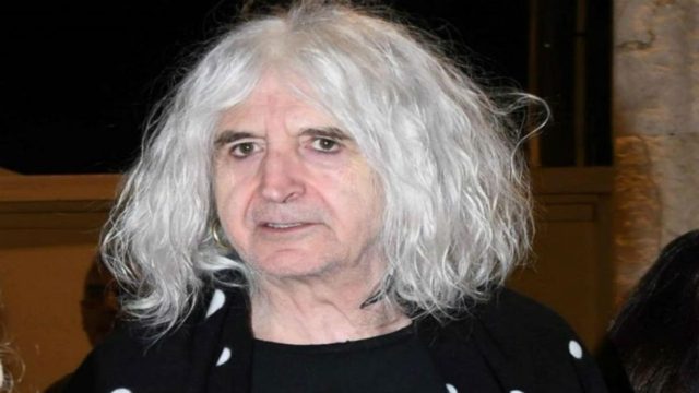“Χείμαρρος” ο Νίκος Καρβέλας: “Είναι κουτό και απάνθρωπο να…” – Βγήκε από τα ρούχα του ο μουσικός
