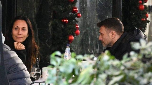 Τα πάντα μαζί: O Γιάννης Πλούταρχος στόλισε το χριστουγεννιάτικο δέντρο μαζί με τη σύζυγό του και τα πέντε παιδιά τους (photos)
