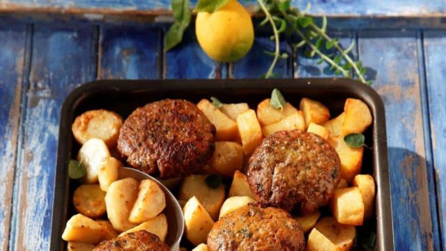 Μυστικό μαγειρικής των σεφ: Τα 2 άγνωστα υλικά που θα κάνουν τα μπιφτέκια αφράτα και ζουμερά