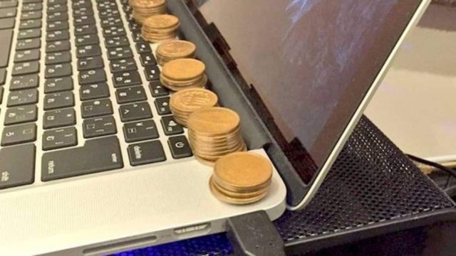 Μόλις είδαμε γιατί στοίβαξε τα νομίσματα πάνω στο laptop, αποφασίσαμε να το δοκιμάσουμε!