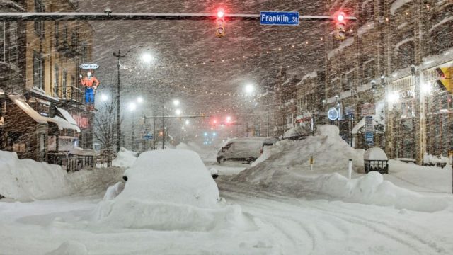 Στους 57 οι νεκροί στις ΗΠΑ: Άνθρωποι πέθαναν από το κρύο εγκλωβισμένοι στα αυτοκίνητά τους