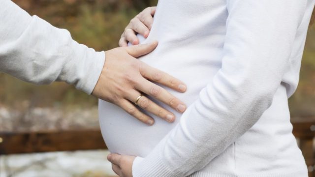 Γυναίκα ετοιμάζεται να γεννήσει και το αποθανατίζει με φωτογραφία – Όταν αντικρύζουν το μωρό “παγώνουν” όλοι
