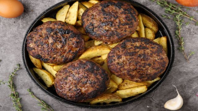 Μπιφτέκια από “όνειρο”: Χρησιμοποιήστε αυτό το υλικό στη ζύμη του κιμά και θα ξετρελαθείτε με το αποτέλεσμα