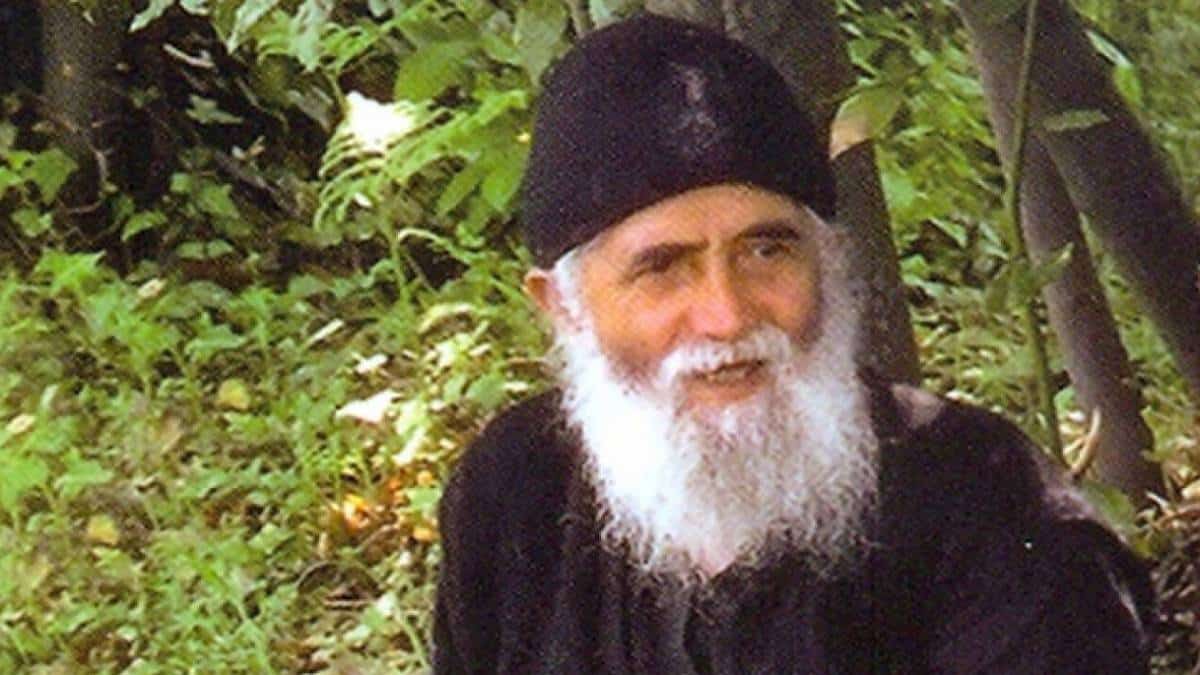 Άγιος Παΐσιος: Προφητεία-κόλαφος για τις Γιορτές – «Χριστούγεννα και να κοιμηθούμε; Η μητέρα μου έλεγε…»