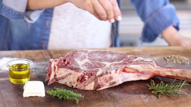Μυστικό μαγειρικής των σεφ: Πότε πρέπει να αλατίζετε το κρέας