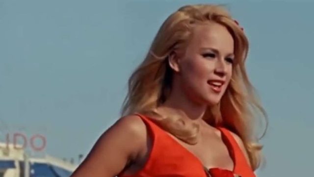Κρατιέστε; Αυτός ήταν ο μισθός που έπαιρνε η Αλίκη Βουγιουκλάκη – Τι σημαίνει σε σημερινά ευρώ